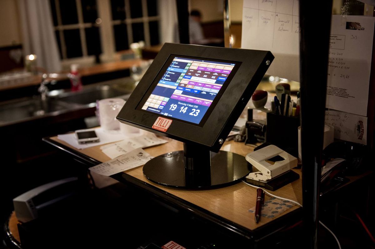 Medewerker bij de kassa