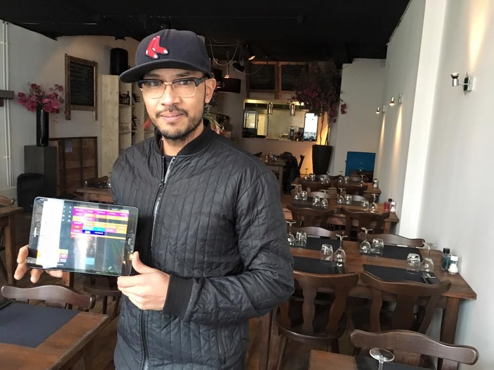 Klant betaalt aan de kassa