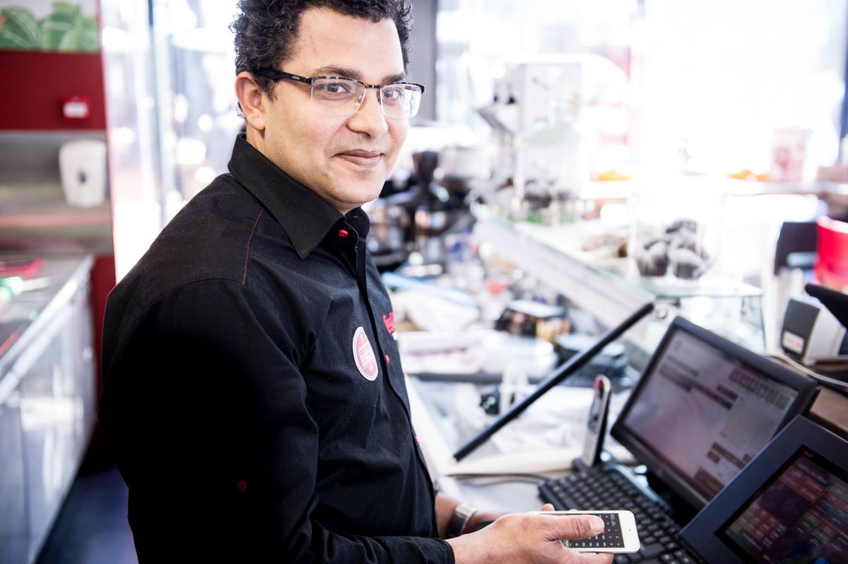 Restaurant eigenaar met tablet